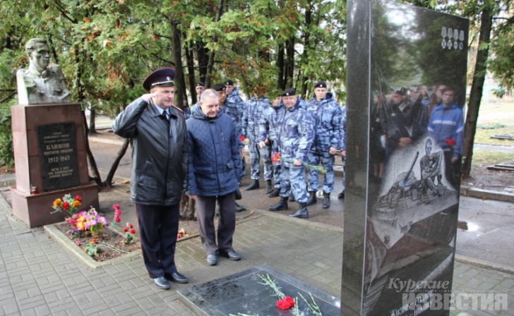 Курские полицейские почтили память погибших коллег Курские полицейские почтили память погибших коллег