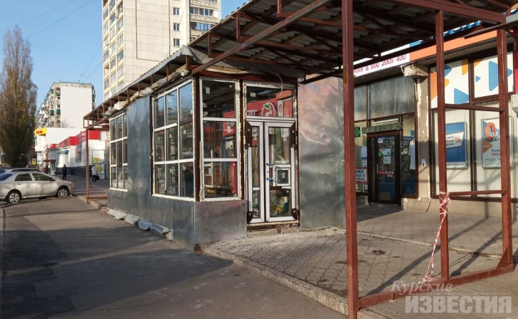 В Курске остановочный монстр «залез» на тротуар В Курске остановочный монстр «залез» на тротуар