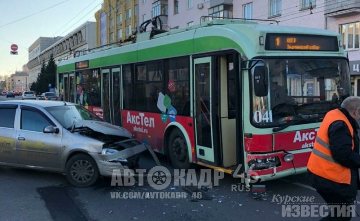 В Курске на улице Радищева столкнулись такси и троллейбус В Курске на улице Радищева столкнулись такси и троллейбус