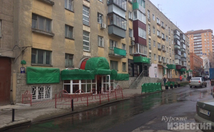 В Курске на улице Почтовой рекламу закрыли плёнкой В Курске на улице Почтовой рекламу закрыли плёнкой