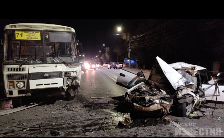 В Курске столкнулись маршрутка и «Москвич». Есть пострадавшие В Курске столкнулись маршрутка и «Москвич». Есть пострадавшие