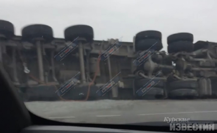 В Курской области опрокинулся большегруз со щебнем В Курской области опрокинулся большегруз со щебнем
