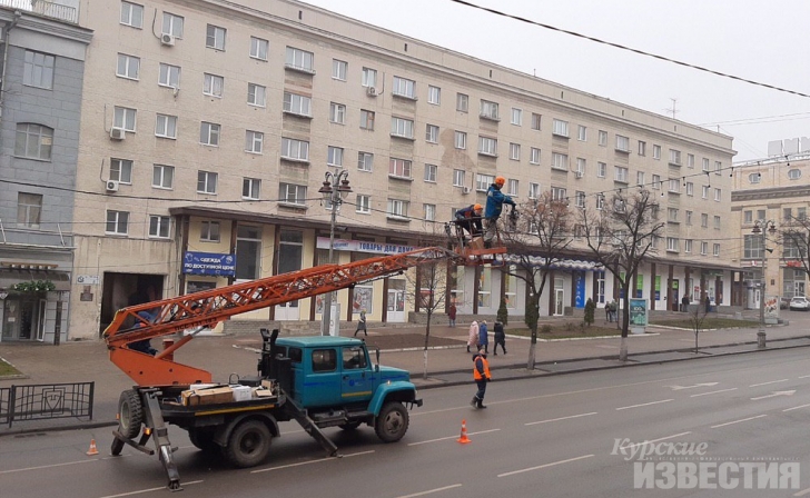 В Курске на ул. Ленина развешивают новогодние гирлянды В Курске на ул. Ленина развешивают новогодние гирлянды