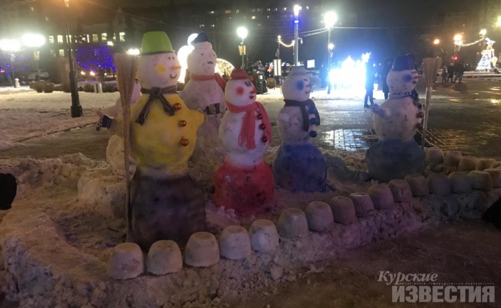 В Курске на Театральной площади появилась выставка снеговиков В Курске на Театральной площади появилась выставка снеговиков