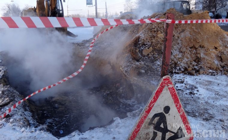 В Курске на улице Серёгина прорвало трубу с холодной водой В Курске на улице Серёгина прорвало трубу с холодной водой