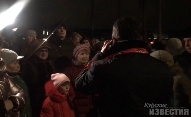На стихийный сбор десятков курян у «Экотекса» приехала полиция На стихийный сбор десятков курян у «Экотекса» приехала полиция