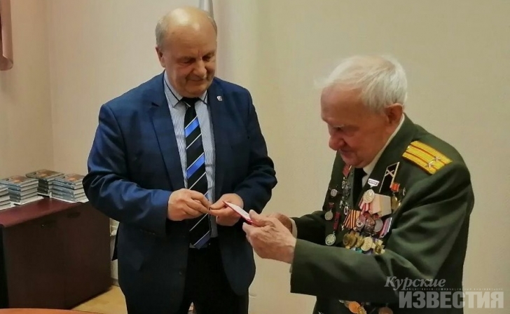 Курск. 99 -летнему фронтовику Петру Михину вручили членский билет Союза писателей России Курск. 99 -летнему фронтовику Петру Михину вручили членский билет Союза писателей России