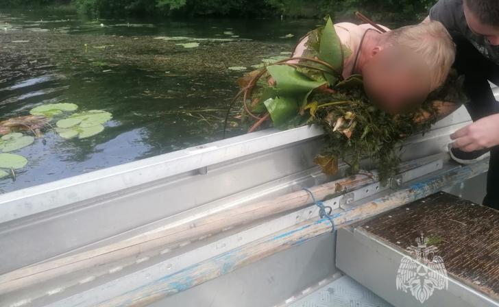 В Курске спасатели вытащили из реки мужчину запутавшегося в водорослях В Курске спасатели вытащили из реки мужчину запутавшегося в водорослях