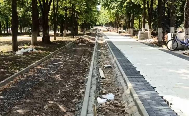 В Железногорске продолжается благоустройство парка им.Никитина и аллеи им.Варичева. В Железногорске продолжается благоустройство парка им.Никитина и аллеи им.Варичева.