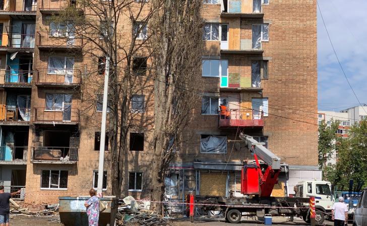 В курском доме, пострадавшем от падения обломков ракеты, сегодня готовы установить 80 окон В курском доме, пострадавшем от падения обломков ракеты, сегодня готовы установить 80 окон