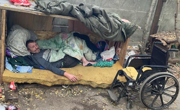 Жившему в лесу бездомному колясочнику помогли курские волотёры Жившему в лесу бездомному колясочнику помогли курские волотёры
