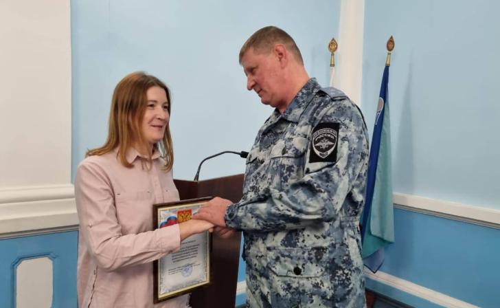 Полицейские наградили курянку, заметившую сбежавшего из дома 4-летнего малыша Полицейские наградили курянку, заметившую сбежавшего из дома 4-летнего малыша