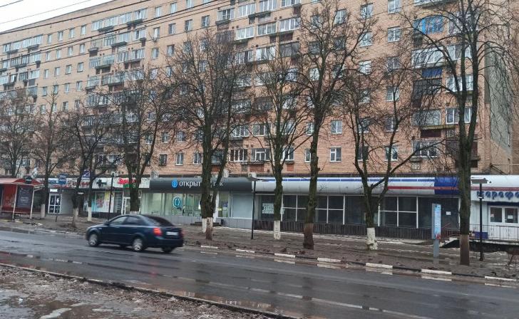 В Железногорске убрали упавшие на центральную улицу обломки БПЛА В Железногорске убрали упавшие на центральную улицу обломки БПЛА