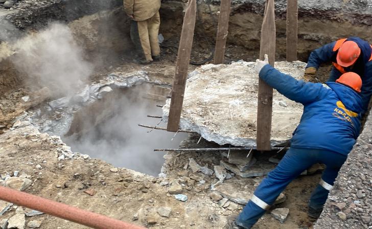 В Курске на ул.Семёновская найдено повреждение теплосети В Курске на ул.Семёновская найдено повреждение теплосети