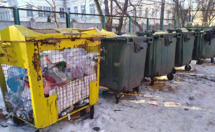 В Курске ищут решение проблемы мусорного коллапса у дома №62 на Республиканской В Курске ищут решение проблемы мусорного коллапса у дома №62 на Республиканской