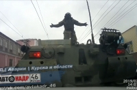 В сети появилось видео с регистратора одной из машин, попавших в ДТП с бронетранспортёрами в Курске