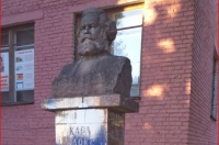 В Курске вандалы облили бюст Карла Маркса синей краской