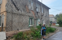 «Ради Бога, расселите». Куряне боятся зимовать в аварийном бараке (ВИДЕО)