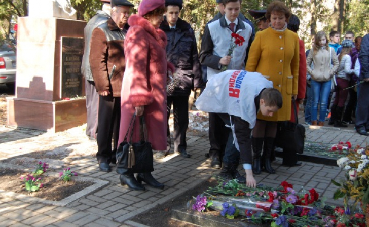 В Курске отдали дань памяти Герою Чеченской войны Андрею Хмелевскому В Курске отдали дань памяти Герою Чеченской войны Андрею Хмелевскому