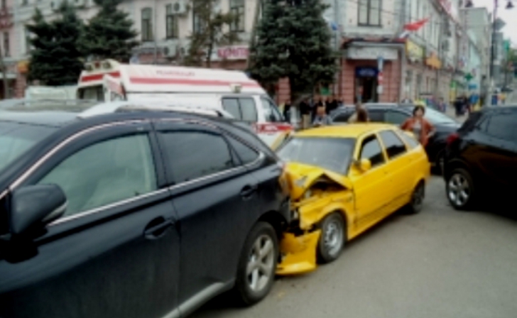 В центре Курска девушка наехала на «Lexus» и «Opel Mokka» В центре Курска девушка наехала на «Lexus» и «Opel Mokka»
