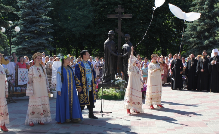 В Курске открыли памятник Петру и Февронии Муромским В Курске открыли памятник Петру и Февронии Муромским