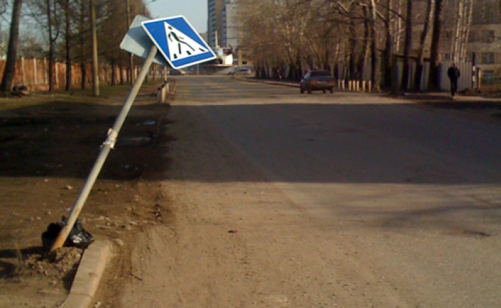 В результате падения дорожного знака пострадали три авто и курянка В результате падения дорожного знака пострадали три авто и курянка