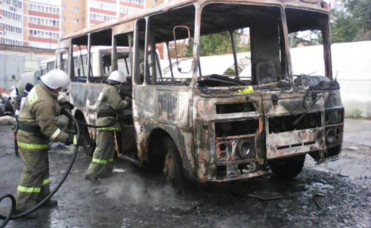 На одной из улиц Курска сгорел автобус На одной из улиц Курска сгорел автобус