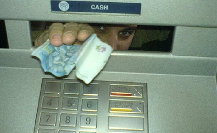 В Курске задержали «рыбаков» с «уловом» из нескольких городских терминалов В Курске задержали «рыбаков» с «уловом» из нескольких городских терминалов