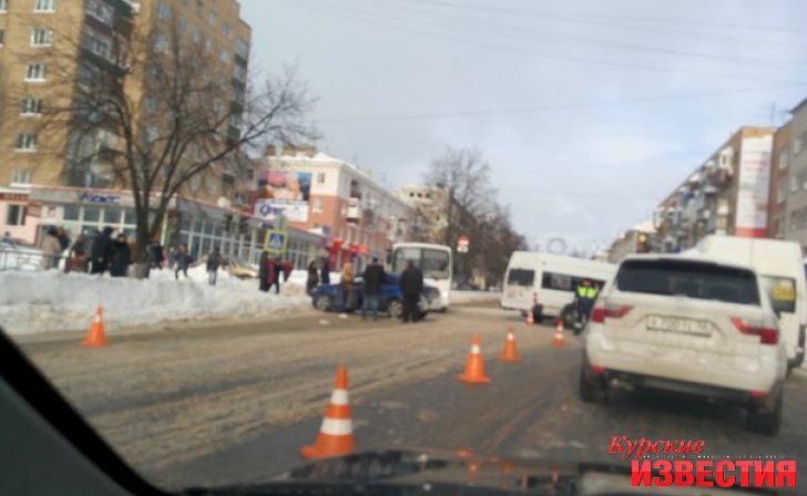 Курск. Попавшие в ДТП машины парализовали улицу Ленина Курск. Попавшие в ДТП машины парализовали улицу Ленина