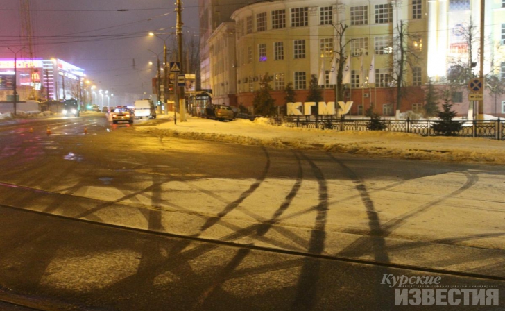В центре Курска иномарка врезалась в автобусную остановку В центре Курска иномарка врезалась в автобусную остановку