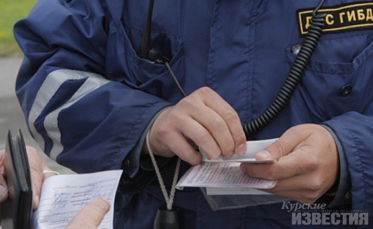 Видеорегистратор зафиксировал нападение курянина на инспектора Видеорегистратор зафиксировал нападение курянина на инспектора