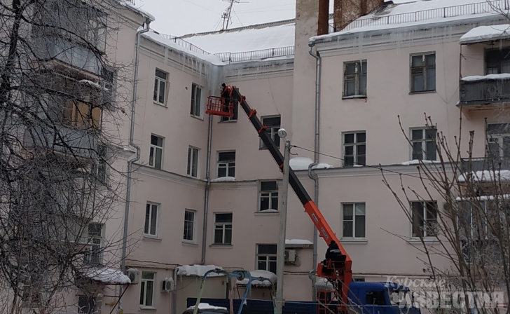 В Курске сосульки срезали бензопилой В Курске сосульки срезали бензопилой