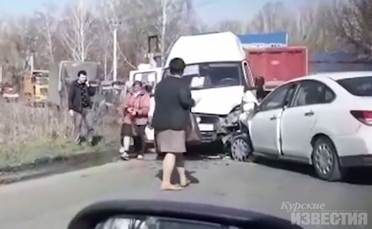 Курск. На Силикатном проезде произошла авария с участием маршрутки Курск. На Силикатном проезде произошла авария с участием маршрутки