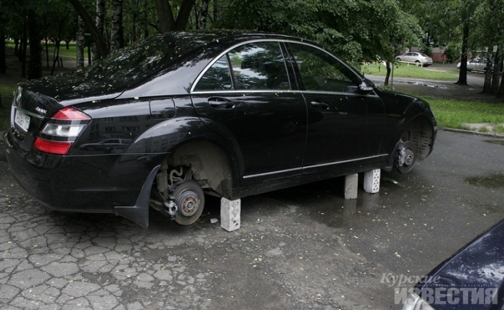 Полицейские задержали курянина, «разувшего» 10 автомобилей Полицейские задержали курянина, «разувшего» 10 автомобилей
