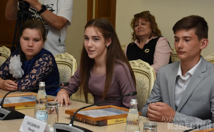 Юным курянам вручили сертификаты «Мира детства» Юным курянам вручили сертификаты «Мира детства»