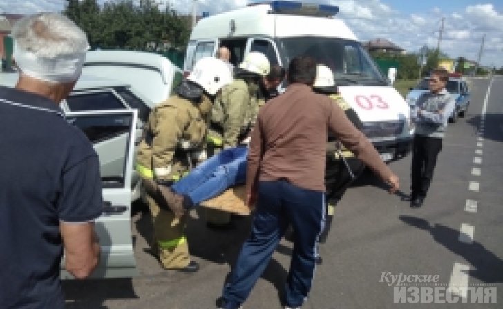 Курские спасатели деблокировали пострадавшего в ДТП из покорёженного автомобиля Курские спасатели деблокировали пострадавшего в ДТП из покорёженного автомобиля