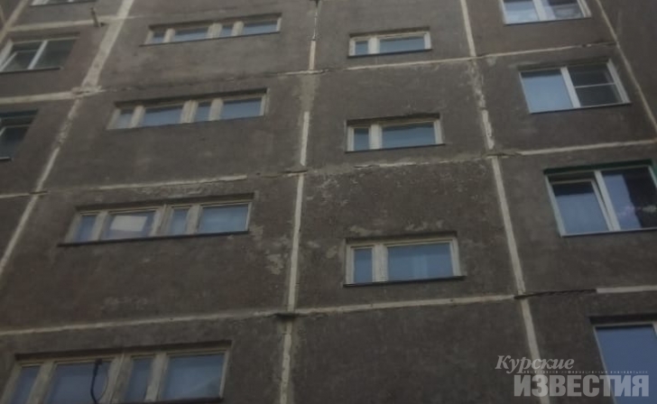 Жители дома №19 на ул. Константина Воробьёва в Курске: «У нас в стенах дырки» Жители дома №19 на ул. Константина Воробьёва в Курске: «У нас в стенах дырки»