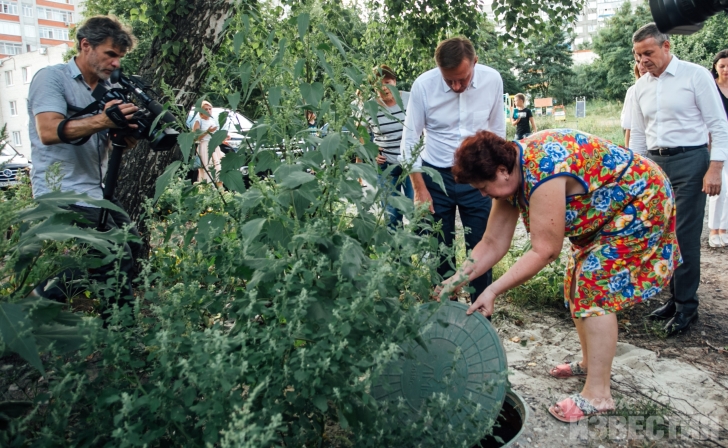 Курск. По поручению Романа Старовойта в бывшем общежитии на Школьной решат проблему с протечкой труб Курск. По поручению Романа Старовойта в бывшем общежитии на Школьной решат проблему с протечкой труб