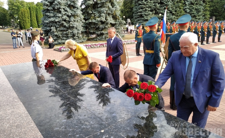 Куряне возложили цветы к Вечному огню на мемориале «Памяти павших» (ФОТО) Куряне возложили цветы к Вечному огню на мемориале «Памяти павших» (ФОТО)