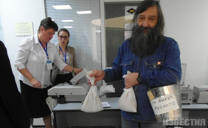 Курский галерист Олег Радин собрал пять вёдер мелочи на памятник Малевичу Курский галерист Олег Радин собрал пять вёдер мелочи на памятник Малевичу
