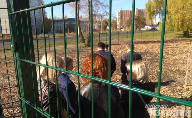 «Освоить бюджет и не важно как?» Кинолог прокомментировала решение мэра Курска повторно закатать в асфальт площадку для выгула собак «Освоить бюджет и не важно как?» Кинолог прокомментировала решение мэра Курска повторно закатать в асфальт площадку для выгула собак