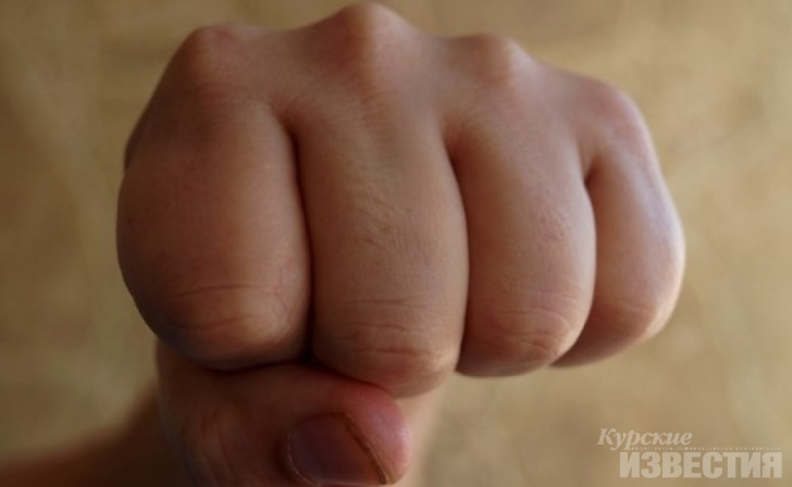 В Курске пятеро несовершеннолетних избили и ограбили мужчину В Курске пятеро несовершеннолетних избили и ограбили мужчину
