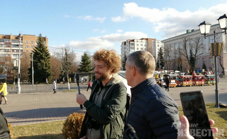 Курск. Илья Варламов: «Стаи нерестящихся ПАЗиков выкидывают людей на улицу» Курск. Илья Варламов: «Стаи нерестящихся ПАЗиков выкидывают людей на улицу»