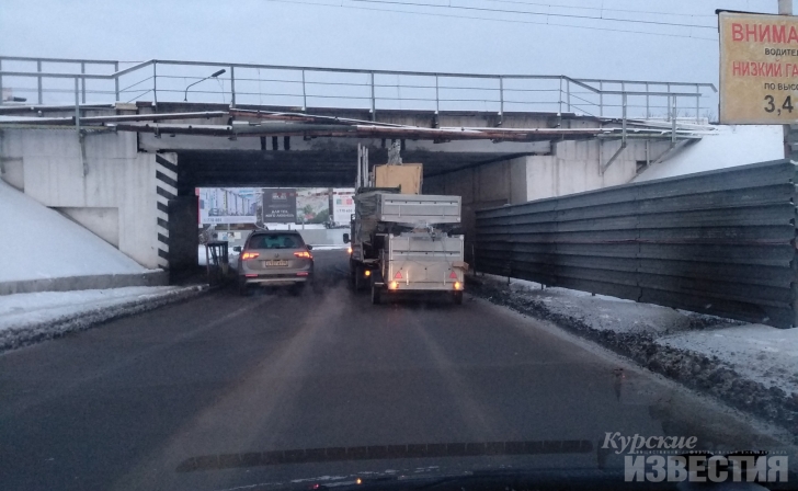 В Курске под железнодорожным мостом застрял очередной грузовик В Курске под железнодорожным мостом застрял очередной грузовик
