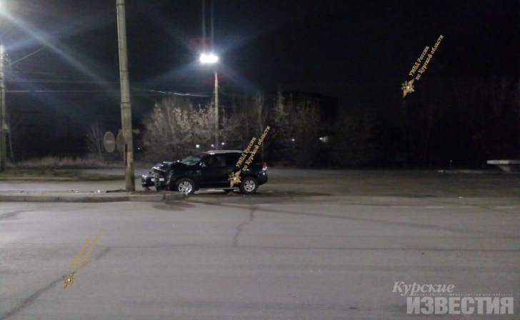 В Курске «Тойота» врезалась в столб. Пострадали 5 человек В Курске «Тойота» врезалась в столб. Пострадали 5 человек