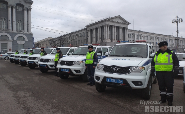 Курским полицейским вручили новые автомобили Курским полицейским вручили новые автомобили