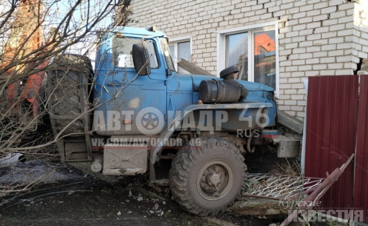 В ГИБДД сообщили подробности столкновения «Урала» с домом в Курске В ГИБДД сообщили подробности столкновения «Урала» с домом в Курске