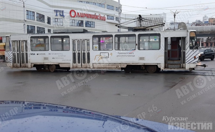 В центре Курска трамвай сошел с рельс В центре Курска трамвай сошел с рельс