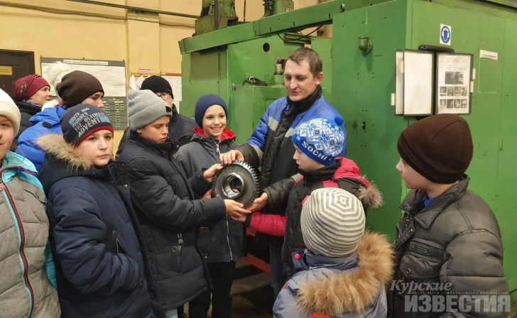 Детям из Центра соцпомощи показали, как производят буровое оборудование Детям из Центра соцпомощи показали, как производят буровое оборудование