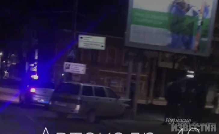 Курск. ВАЗ ударил опору рекламного щита Курск. ВАЗ ударил опору рекламного щита